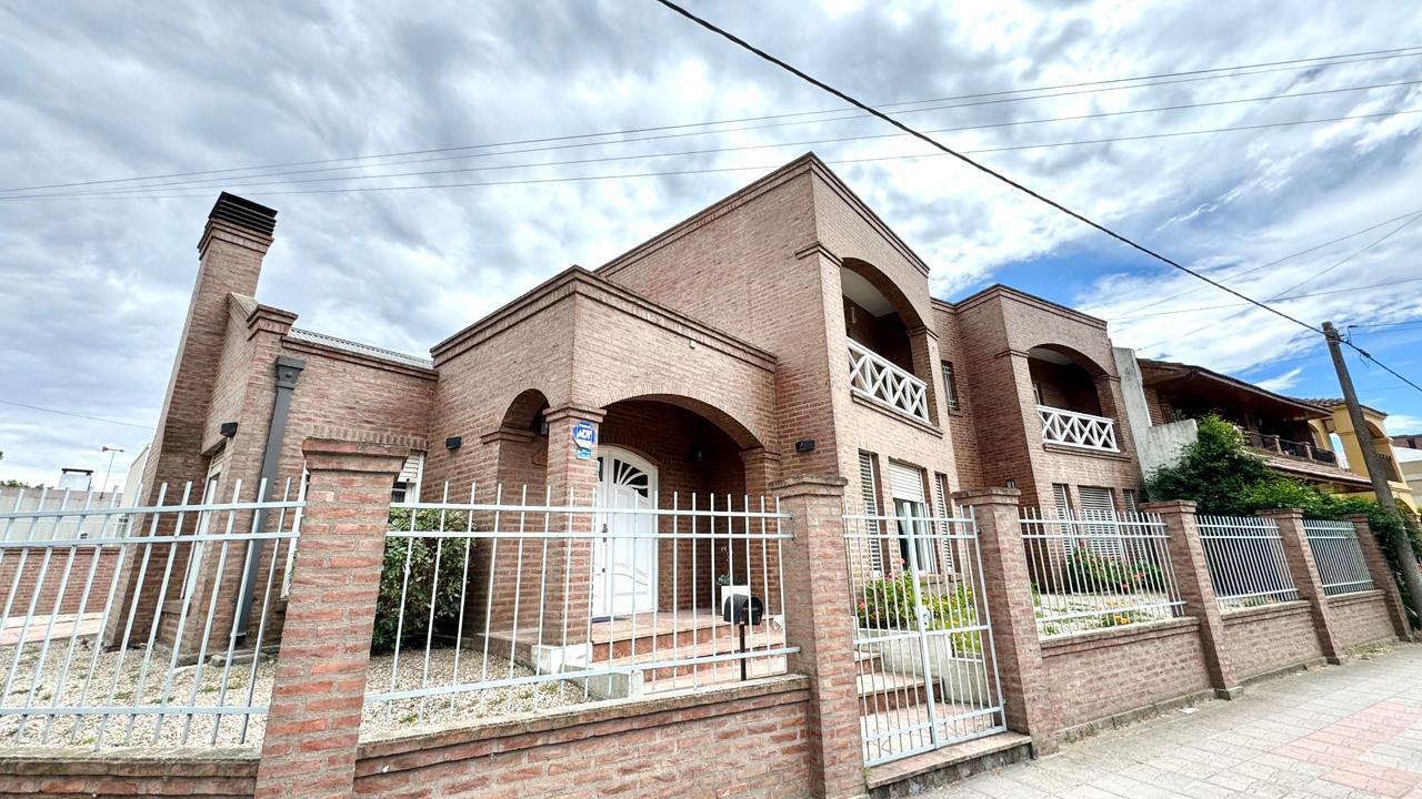 Casa Olivo Parrilla, Jardín y Cochera doble |  Frente al Parque