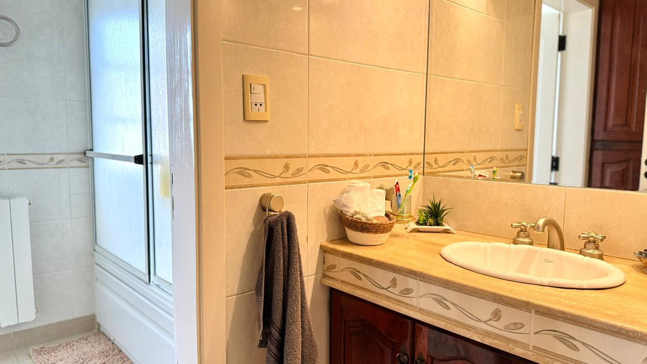 Casa Olivo Parrilla, Jardín y Cochera doble |  Frente al Parque - miniatura 24