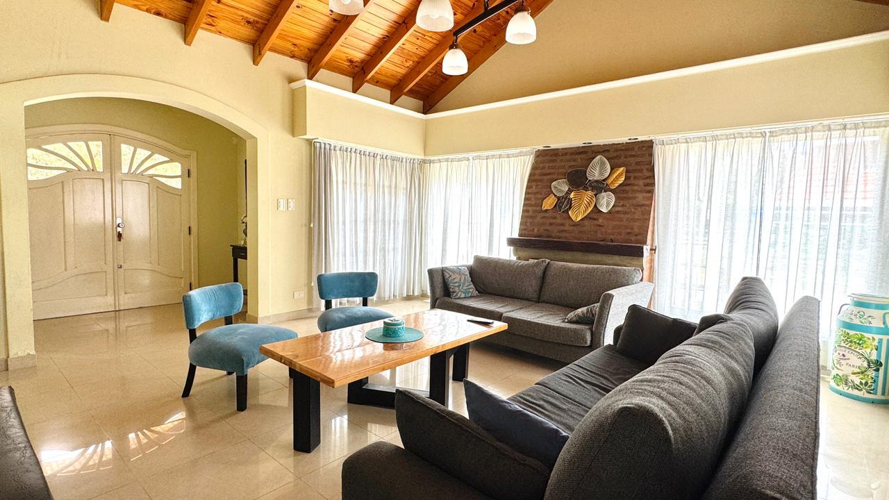 Casa Olivo Parrilla, Jardín y Cochera doble |  Frente al Parque - miniatura 2