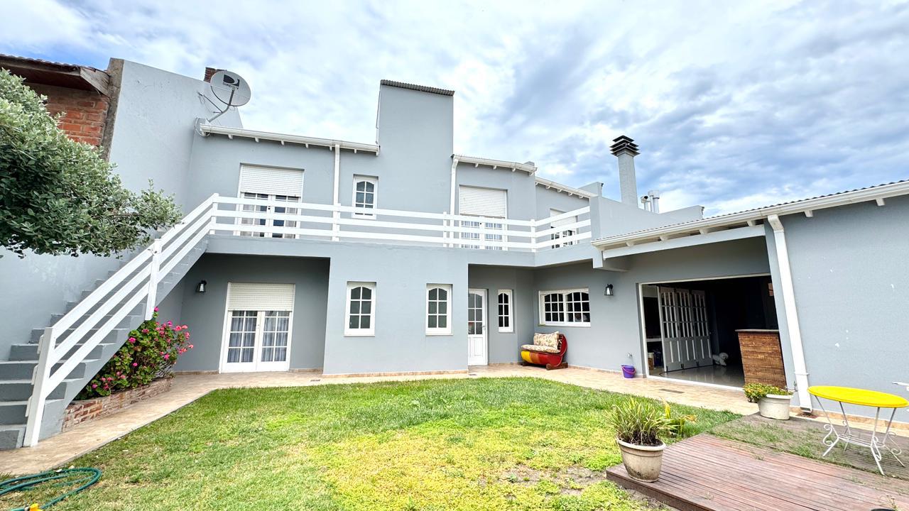 Casa Olivo Parrilla, Jardín y Cochera doble |  Frente al Parque - miniatura 6